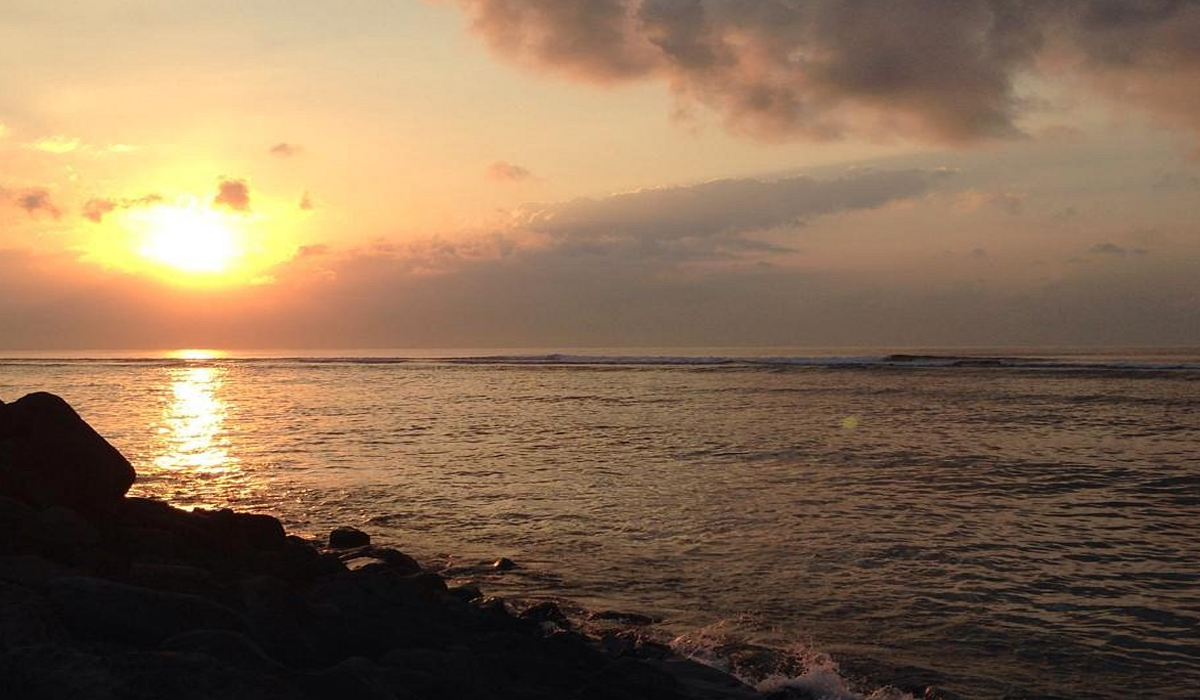 Surga Bagi Pecinta Surfing dan Aktivitas Air