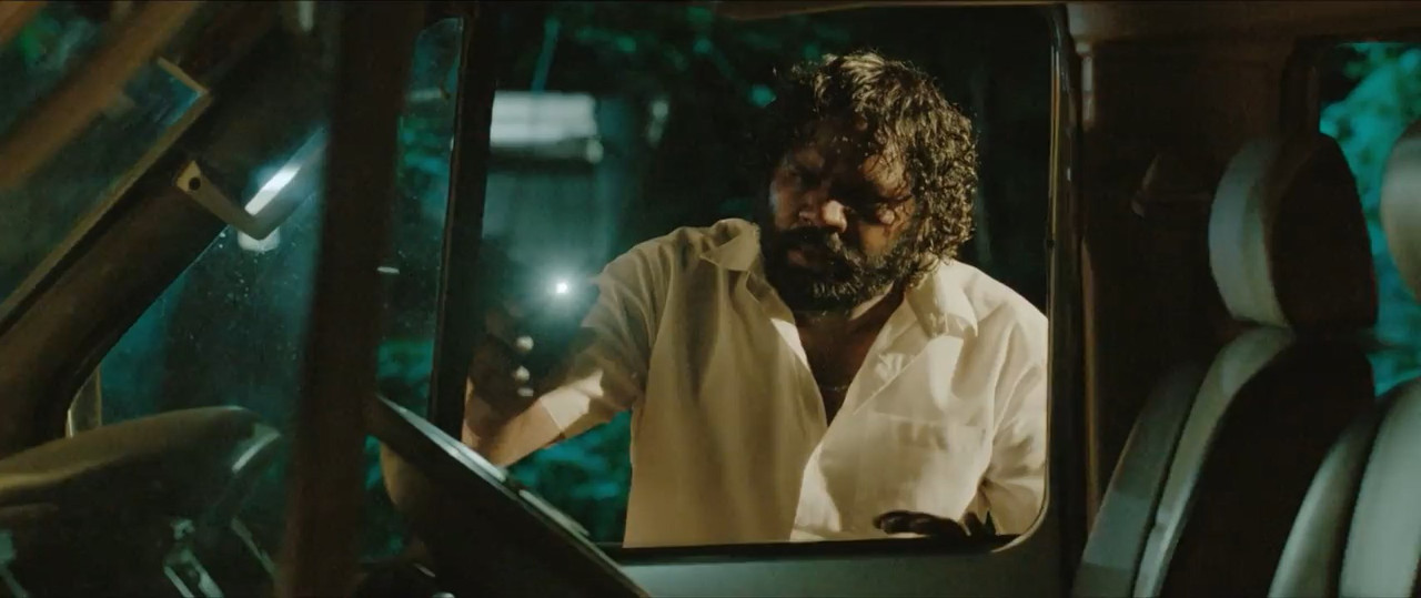 Naanum Rowdydhaan 2015 WebRip [Tamil] 480p, 720p ESub Screenshot