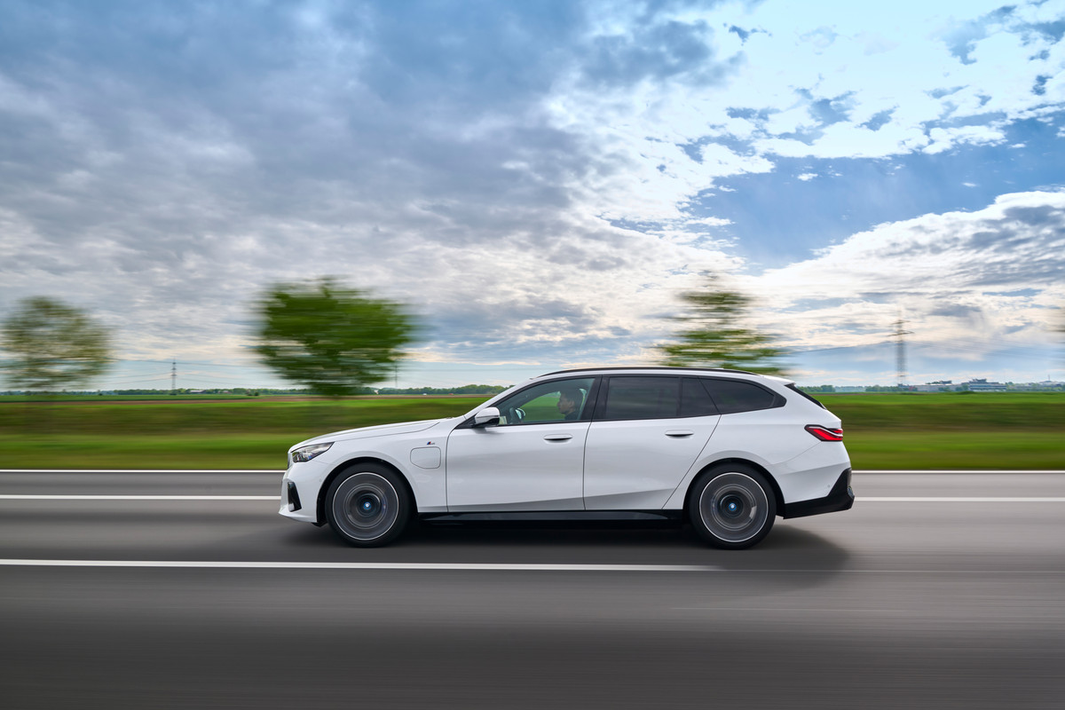 P90551872_highRes_the-new-bmw-530e-tou