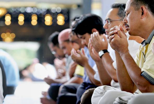 orang lelaki solat di masjid