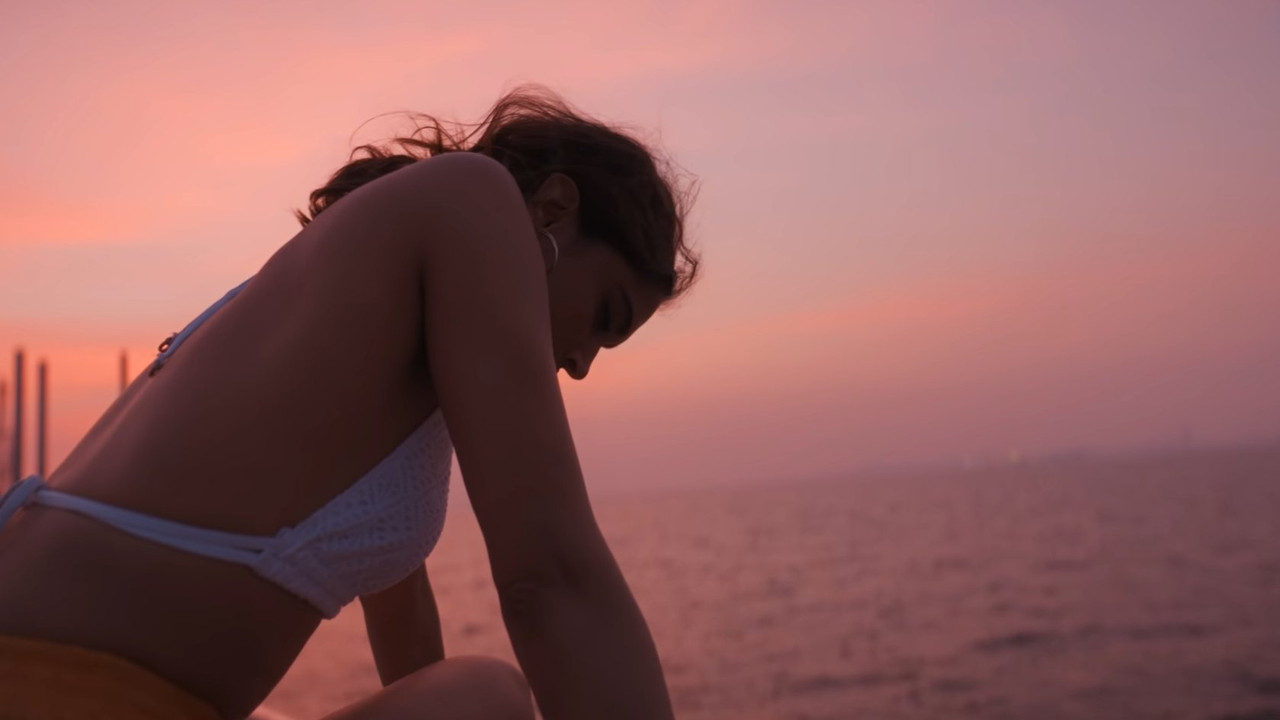 deepika-padukone-white-bikini-scene-gehraiyaan