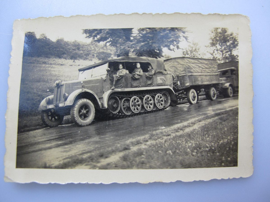 Foto , Halbkette zieht Anhänger, Kennung