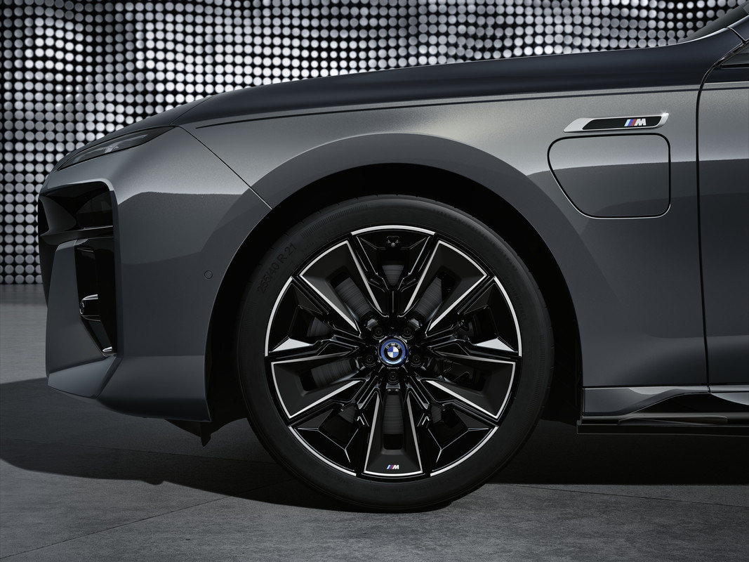 P90458836_highRes_the-new-bmw-m760e-xd