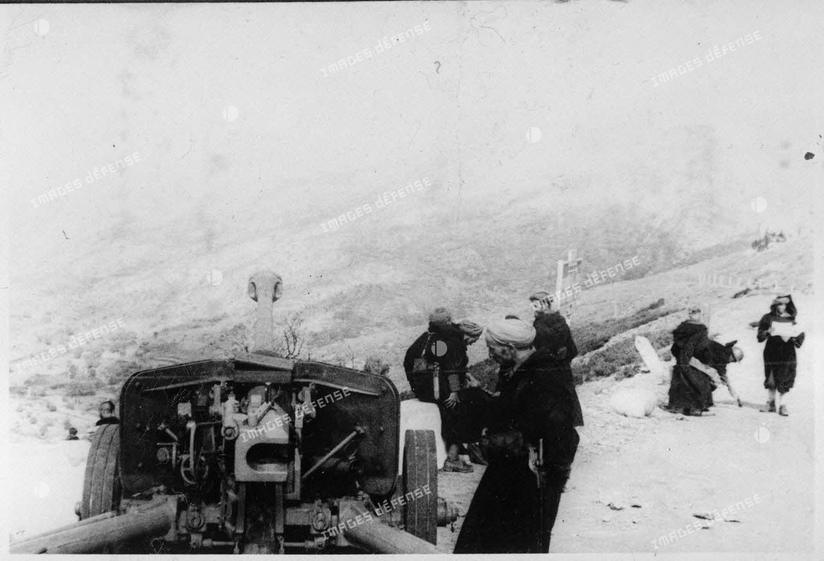 Après la prise du col de Teghime, des goumiers du 2e groupe de tabors marocains (GTM) sont rassemblé