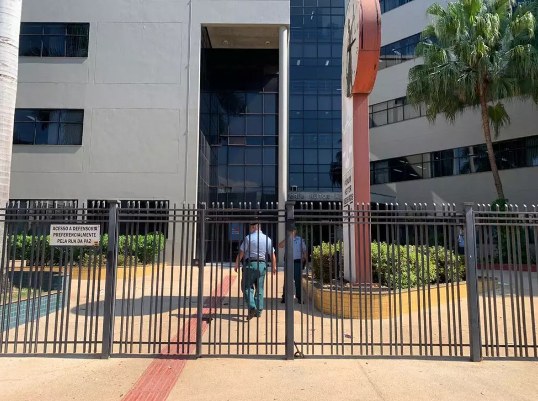 Polícia fechou prédio do Forúm na manhã desta quinta para vasculhar 2ª Vara (Foto: Bruna Marques)