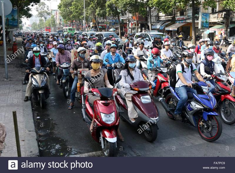 hundreds-commuters-scooters-traffic-lights-ho-chi-minh-FA7-PC9.jpg