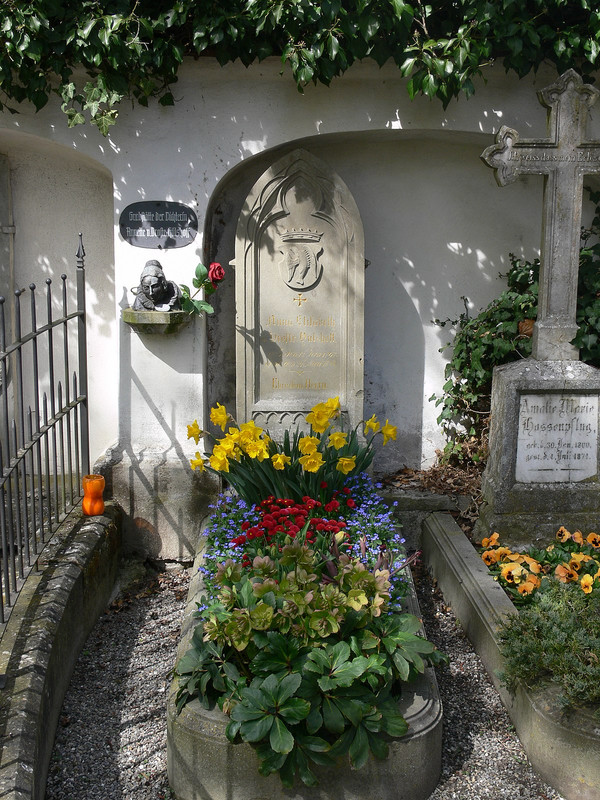 1200px-Meersburg_Friedhof_Droste-Hülshoff_Annette_1