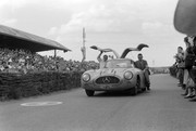 24 HEURES DU MANS YEAR BY YEAR PART ONE 1923-1969 - Page 27 52lm21-Mercedes-Benz-300-SL-Hermann-Lang-Helmut-Niedermayer-11