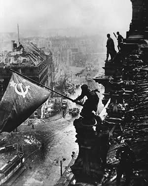 Soldados del Ejército Rojo alzando la bandera de la Unión Soviética sobre Reichstag