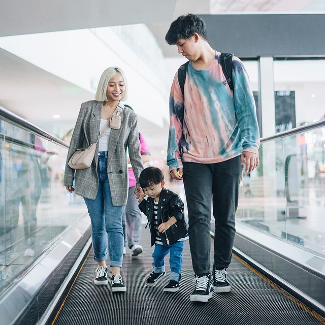 Rinni Wulandari bersma suaminya, Jevin Julian dan buah hati mereka.