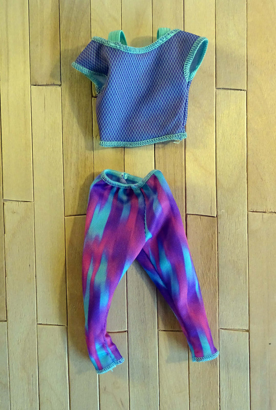 Originaloutfit der Made to Move Barbie lila pink blau