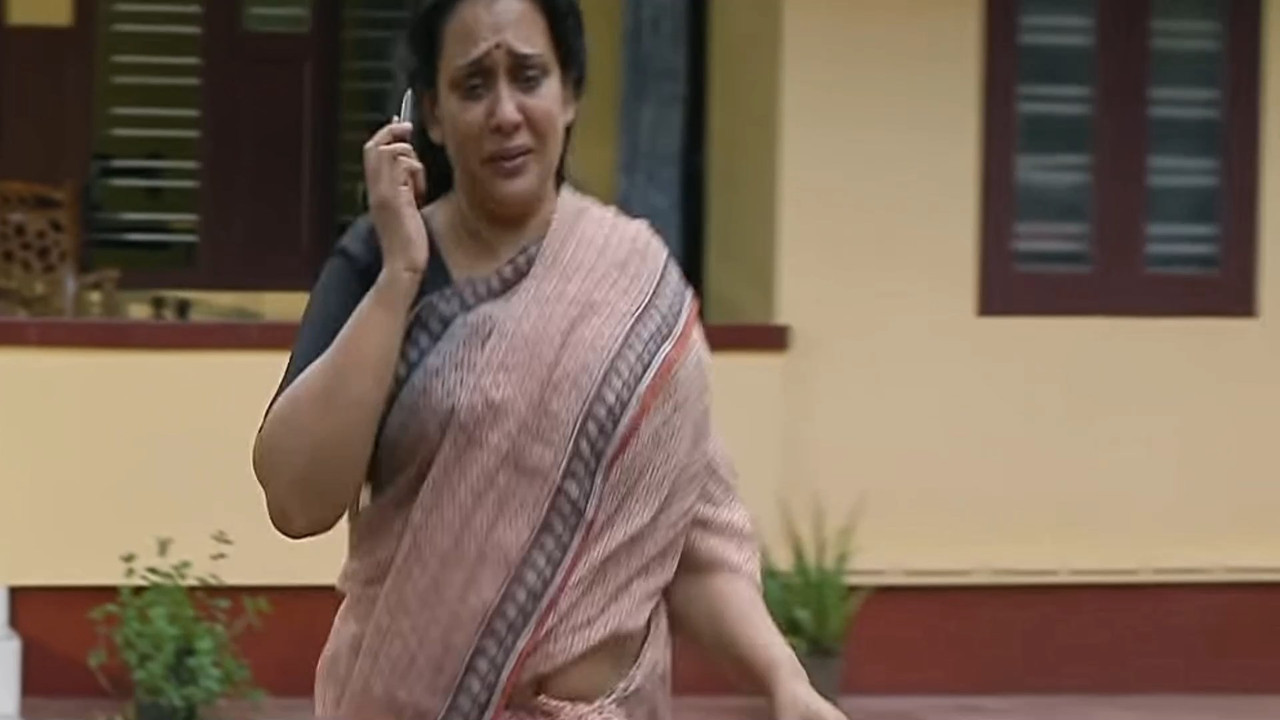 Mala Parvati Hot Navel Slips and Boobs in Saree.mkv_snapshot_00.10.962