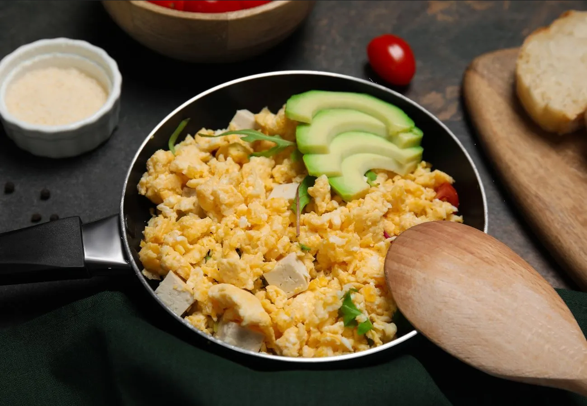 ¿No sabes qué cenar? Prepara unos huevos revueltos con queso en minutos