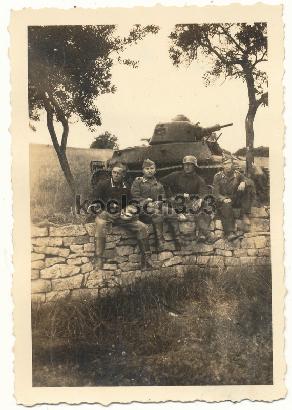 Foto Soldaten der Luftwaffe vor französischem Ch