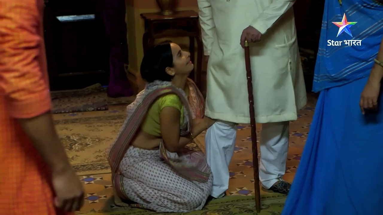 Geetanjali Mishra Sexy Big Deep Wide tummy and Navel in Saree-Savdhaan India.mp4_snapshot_00.12.592