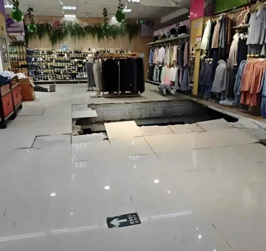Derrumbe en centro comercial de China: Mujer cae por agujero en el piso (VIDEO)