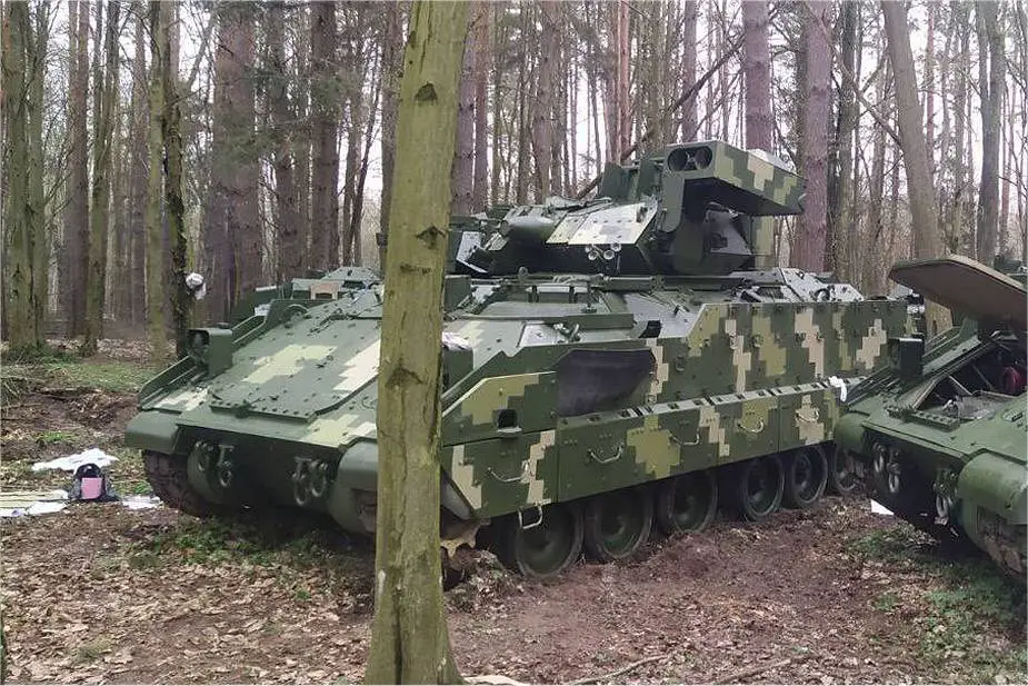 US-Bradley-M2-A2-Tracked-Armored-IFVs-now-on-combat-duty-in-Ukraine-925-001.webp