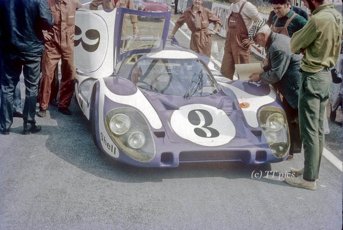 Scrutineering-Porsche-917-LH-Gerard-Larr