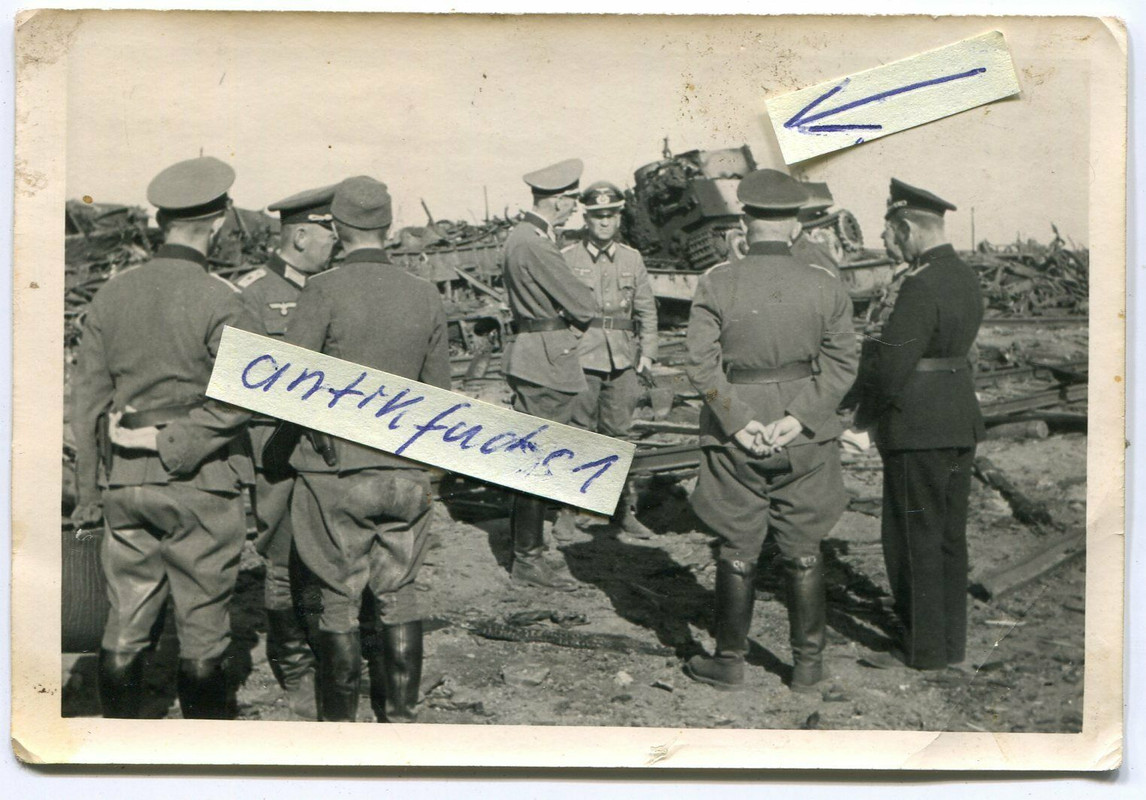 Panzer vom Typ VI Tiger auf zerstörtem  Eisenbahn- Zug in Frankreich 1944