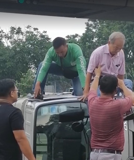 berjaya selamatkan pak cik tersekat dalam van