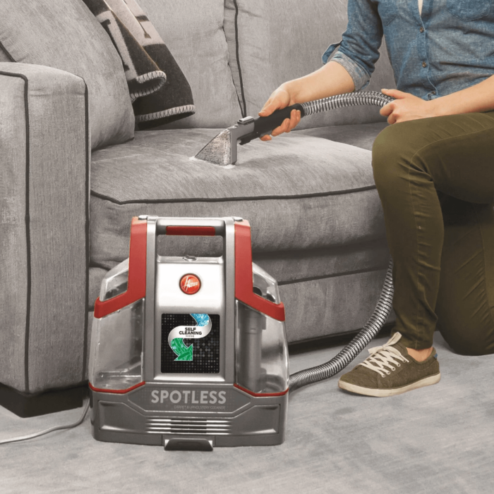 Aspiradora portátil Hoover Spotless limpiando una alfombra.
