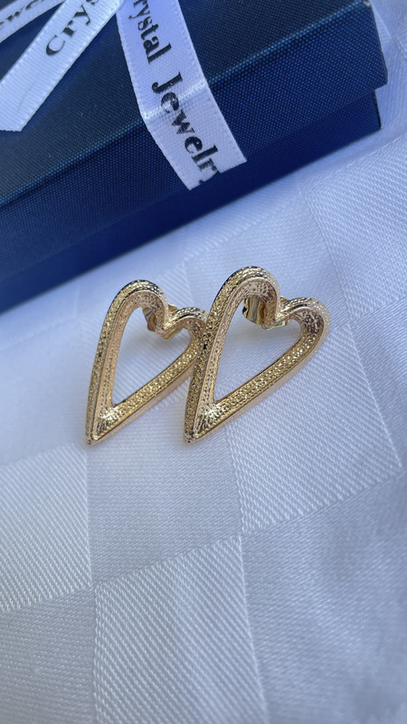 Arete de Corazón Hueco Grande Dorado