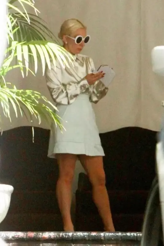 10-15-15-Leaving-Chateau-Marmont-Hotel-i