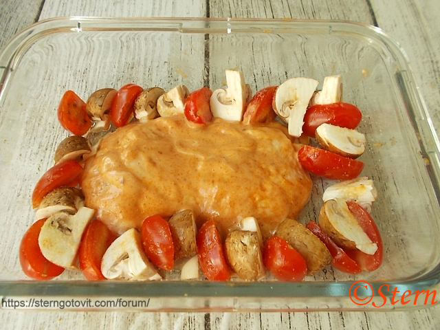 Куриные бёдра с грибами и помидорами в аэрогриле