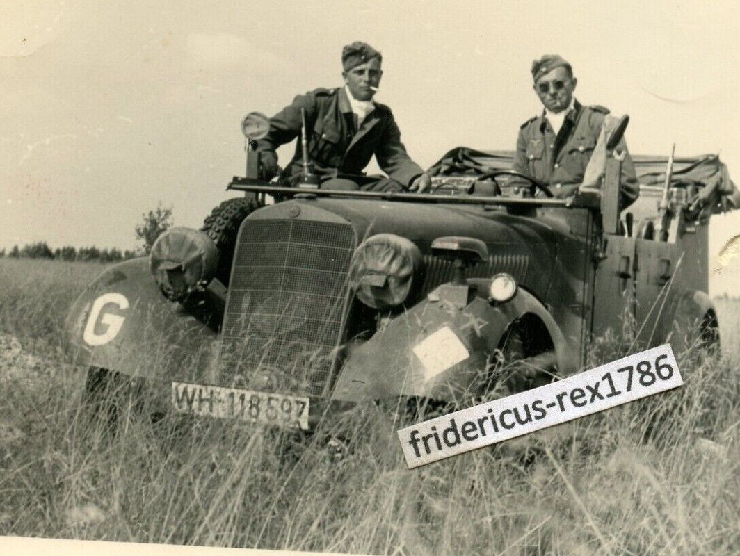 Foto Wehrmacht Russland Front Einheits PKW Kübelwagen mit Kennung Wappen
