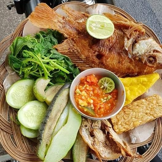 Masi tempong dengan lauk ikan nila di Kedai Nyonyah WD.
