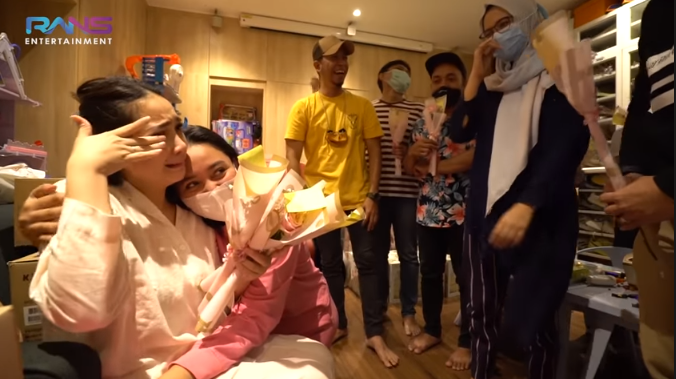 Nagita Slavina mendapat kejutan dari kru RANS Entertainment