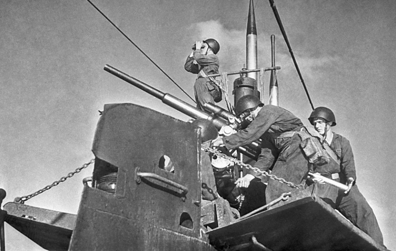 Щ-205 расчёт кормового 45-мм орудия  командира отделения артиллеристов старшины 2-й ст. Байкова Григ