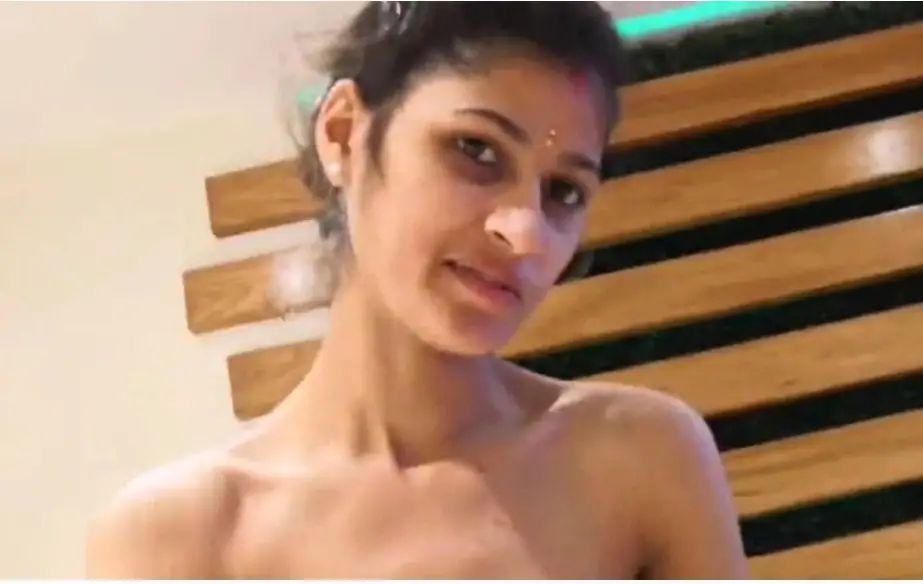 Desi newly married girl is putting lund in her ass for the first time