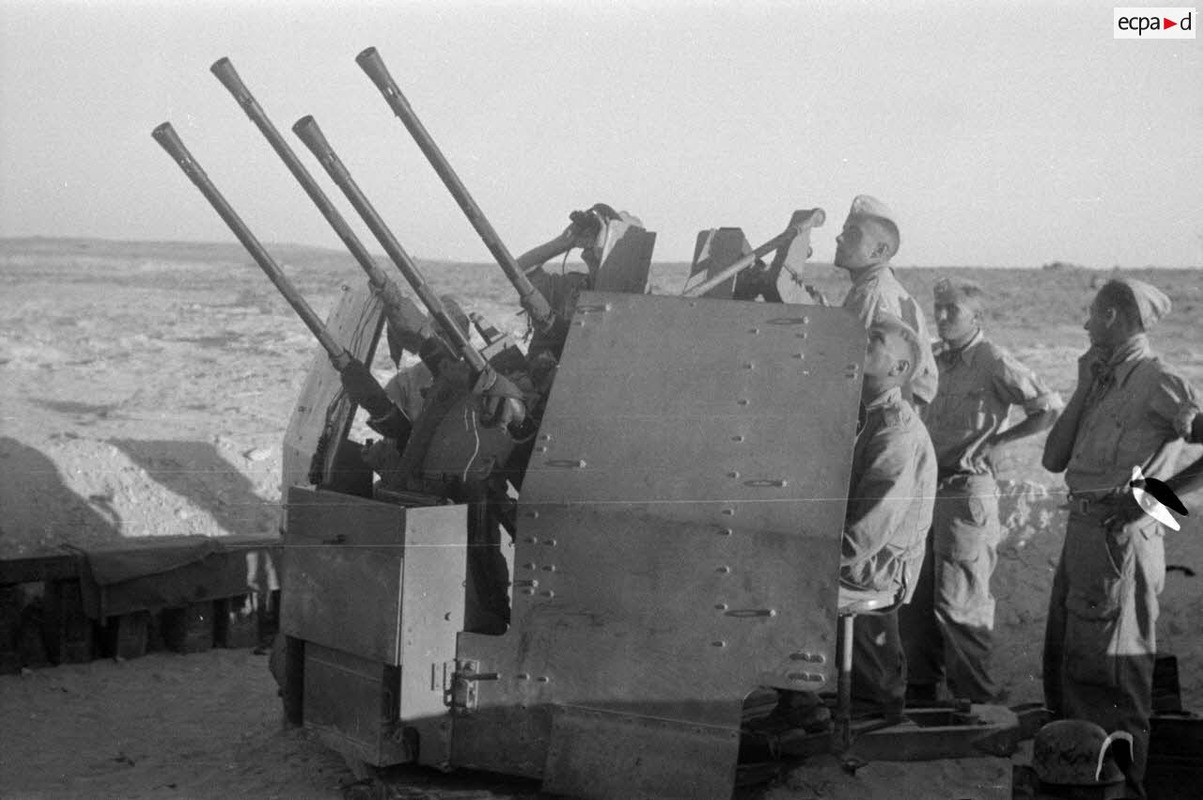 Un canon de Flak 38 Vierling de 2 cm tire sur un objectif aérien.2