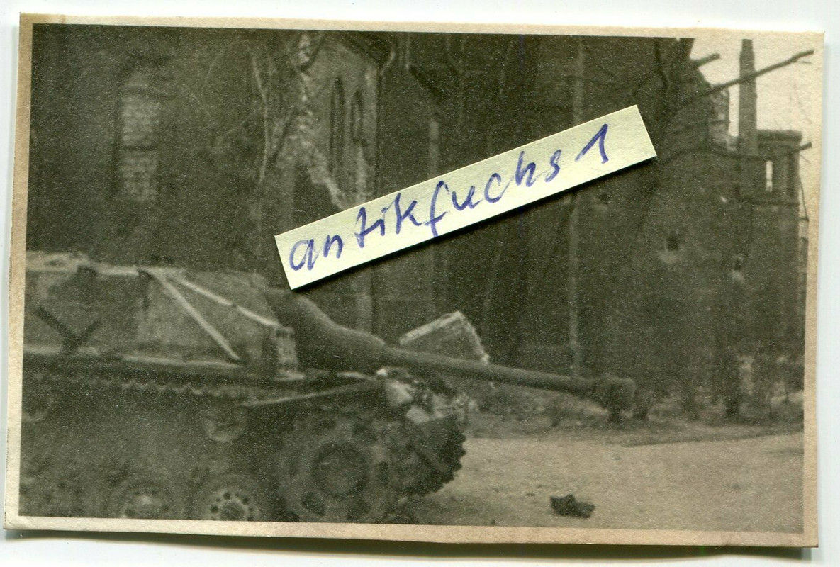 Panzer Sturmgeschütz mit Saukopfblende in Berlin 1945