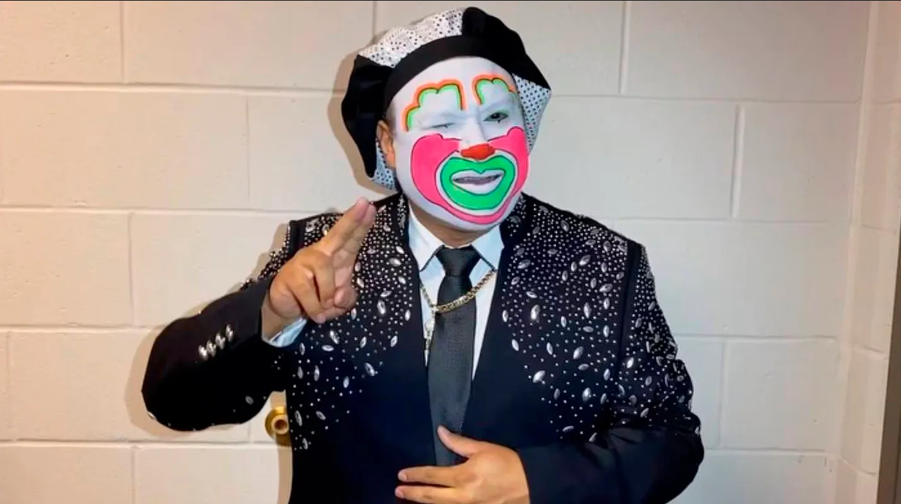 Brincos Dieras confiesa que hizo que 8 hombres se besaran apasionadamente en un show