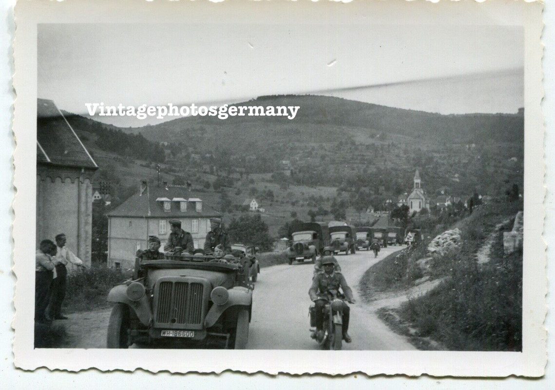 Foto deutsche Halbkette Schützenpanzerwagen SdKfz Panzer Motorrad LKW