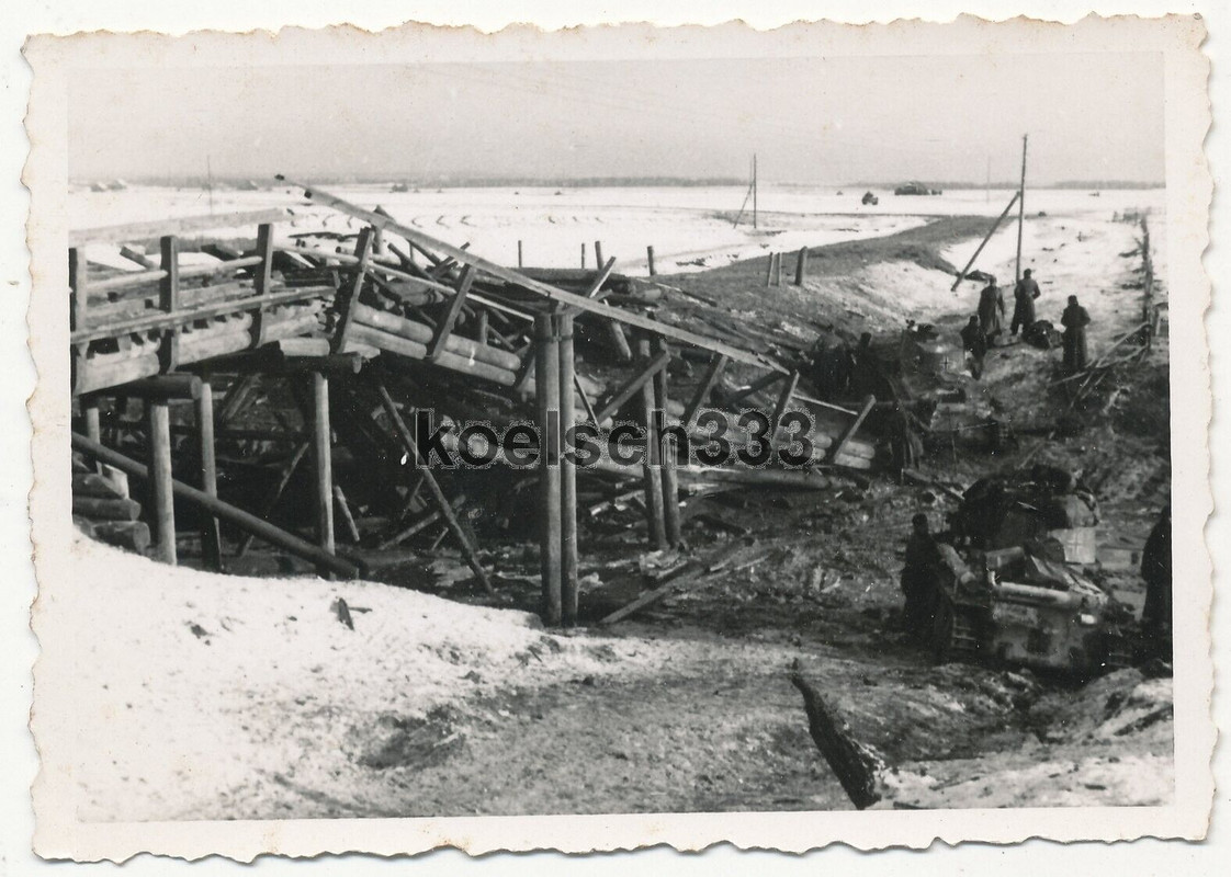 Foto Panzer 38(t) der Wehrmacht umfahren eine zerstörte Brücke an der Ostfront