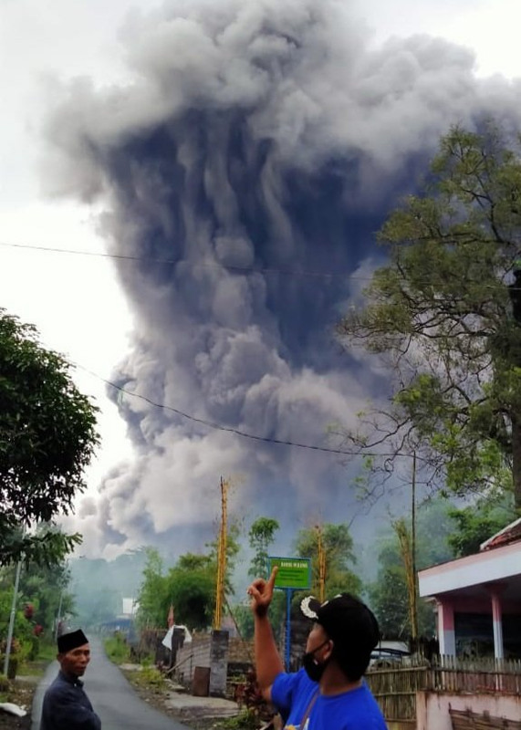 Asap hitam pekat dari gunung Semeru meluncur dengan jarak 4,5 kilometer pada Sabtu (16/1/2021) sekitar pukul 17.24 WIB.
