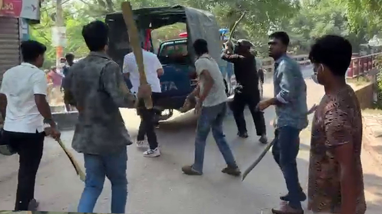 গোপালগঞ্জে মিছিল থেকে পুলিশের ওপর হামলা, এসআই-কনস্টেবল আহত