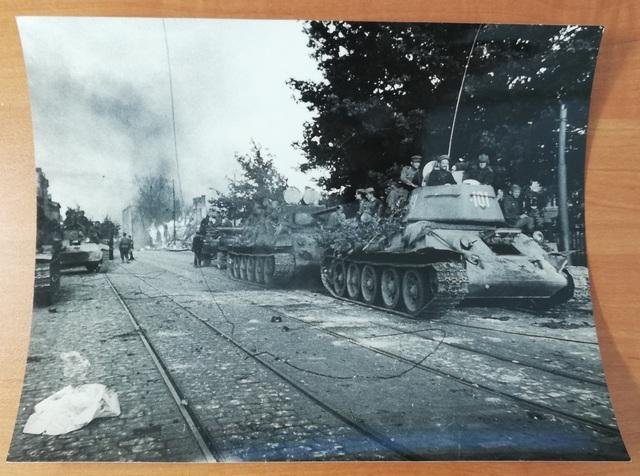 Выборг. Советские танкисты на Ленинградском проспекте, 1944 г..