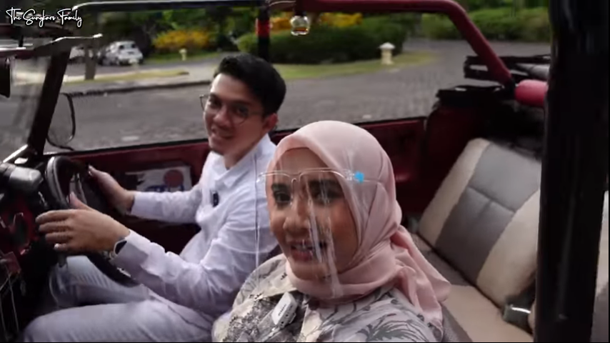 Irwansyah ajak Zaskia Sungkar naik mobil klasik