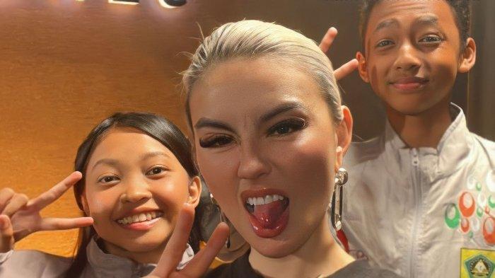 Foto Agnez Mo saat bertemu dengan Devina dan Keysha pada Rabu (18/1/2023). Devina dan Keysha adalah siswa SMPN 1 Ciawi Bogor yang viral karena dihujat seorang warganet melalui pesan WhatsApp. Keduanya dibela oleh Agnez Mo.
