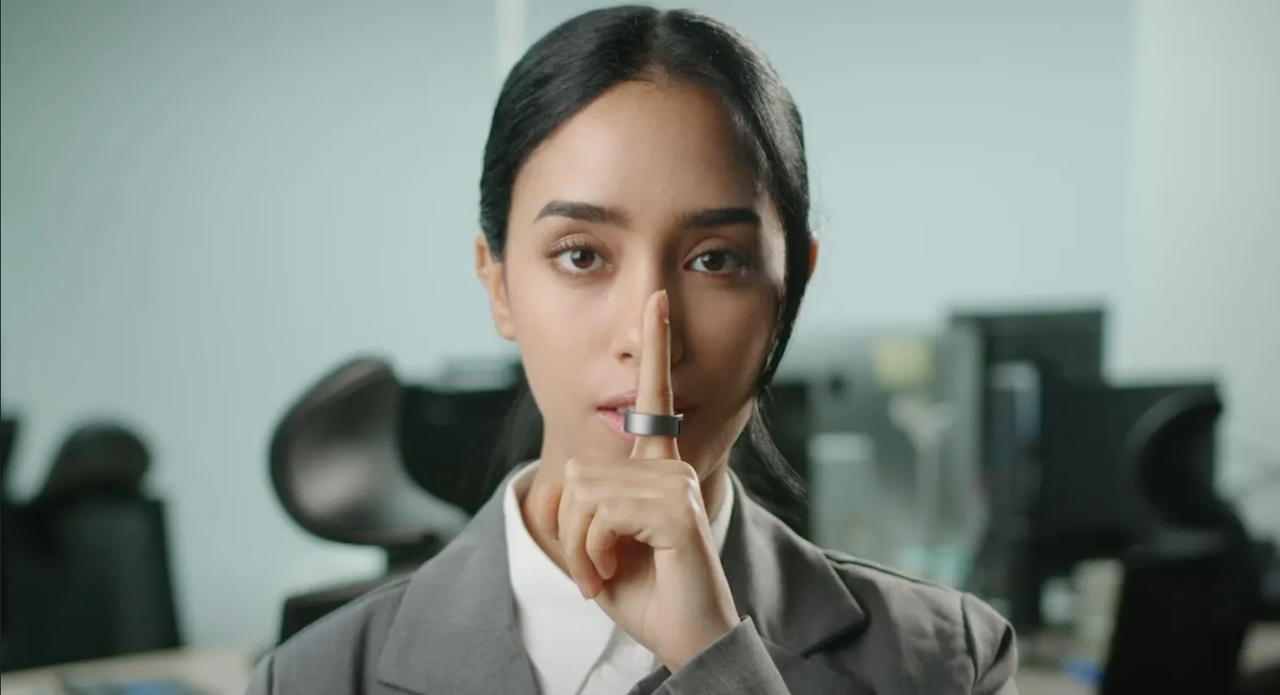 Todo sobre el nuevo anillo con micrófono que te permitirá hablarle a una IA