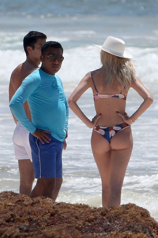 devon-windsor-in-bikini-at-a-beach-in-tulum-06-10-2018-7