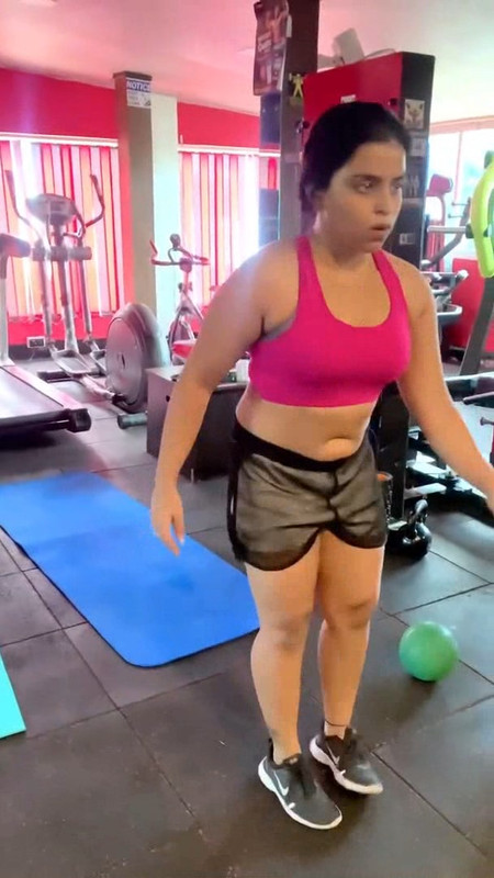 Sexy Desi Girl Big Deep navel in workout dress.divx_snapshot_00.26.472