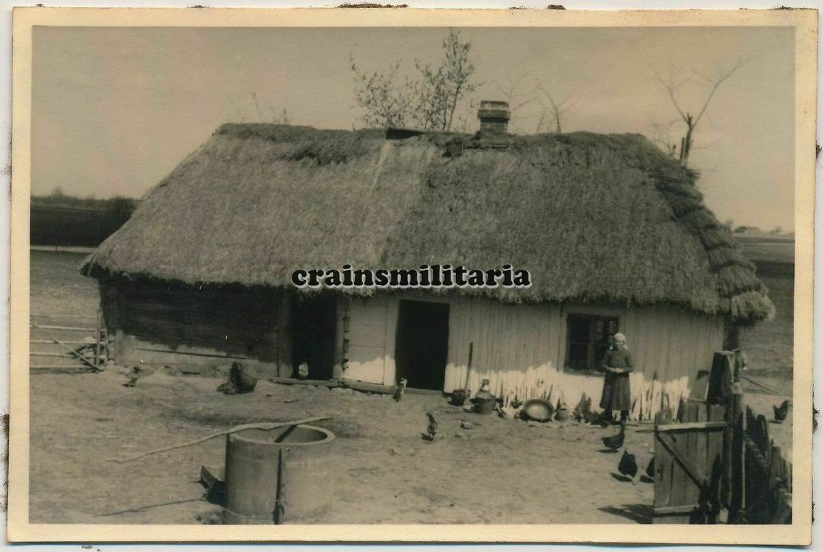Orig. Foto russische Bauerin Frau bei Bauernhaus in Russland 1941 Bevölkerung