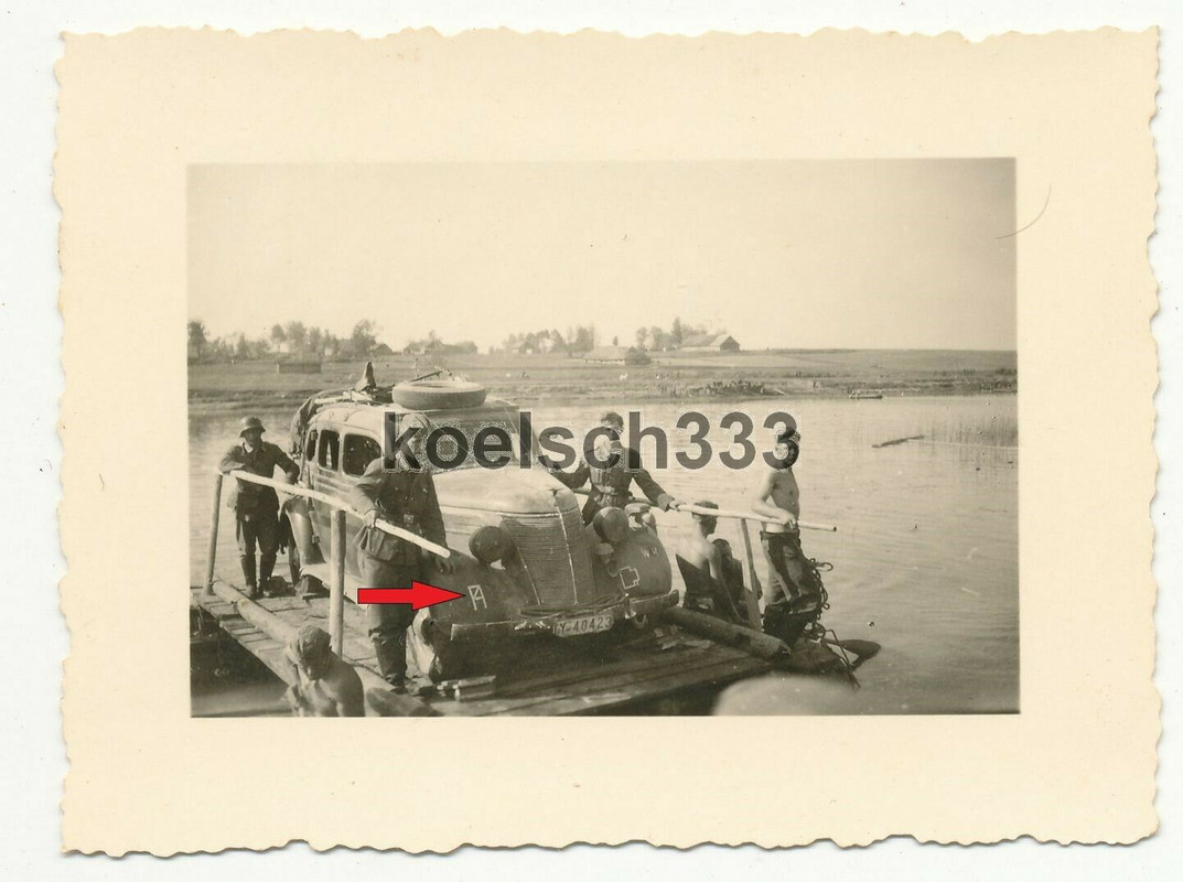 Foto PKW mit TKZ Kennung der 126. ID auf einer Fähre über einen Fluss in Rußland