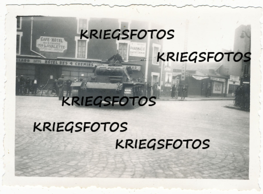 Einmarsch Panzer b. Paris Kennung Häuser Tank Ka