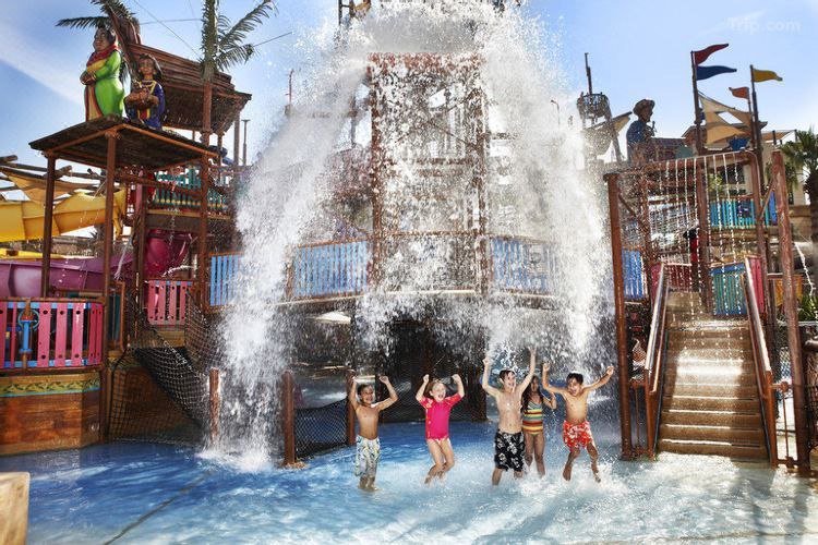 أطفال يلعبون في مسبح فندق Jumeirah Creekside Dubai، في أجواء ممتعة وآمنة تعكس الاهتمام بالعائلات وتوفير تجربة ترفيهية للأطفال ضمن بيئة فاخرة
